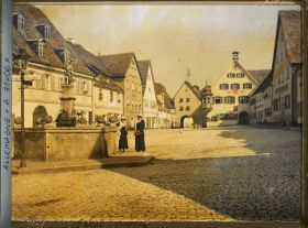 Image représentant Madame  et  Mademoiselle von Schoen  devant la fontaine de Grafenberg