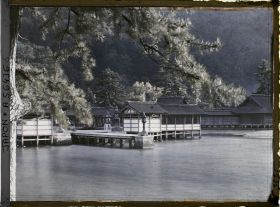 Image représentant Kiosques du sanctuaire, près de la terrasse de danse sacrée