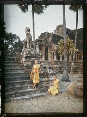 Image représentant Deux bonzes au pied de la terrasse cruciforme