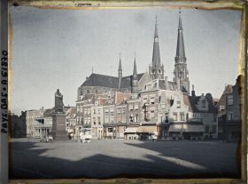 Image représentant La Grand'Place, avec à gauche la statue de Hugues Grotius et la cathédrale à l'arrière -plan