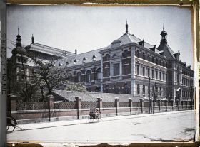 Image représentant Un angle de la Cour Suprême de Justice (Taishin-in), quartier de Kasumigaseki