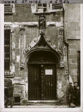 Image représentant La porte de l'Hôtel Pierre du Puy, au 16 rue Briçonnet