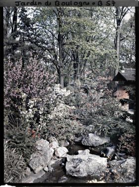 Image représentant Ruisseau et rocaille fleurie du " village japonais ", près de la porte ouvrant sur le jardin anglais