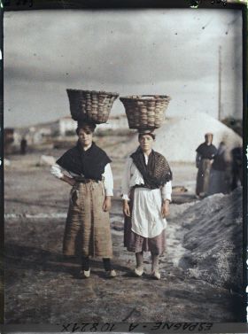 Image représentant Espagne, La Corogne, Femmes portant du Sel sur la Tête.