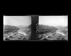 Image représentant Le Guangou ("torrent de la Passe") et le paysage montagneux vu du train