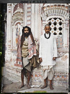 Image représentant Brahmane (à droite) et sadhu (à gauche) devant un édicule dans un temple hindou