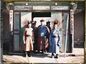 Image représentant Hermann Consten (?) en compagnie d'officiers ou de fonctionnaires à l'entrée d'un palais