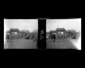 Image représentant Sanzuomen ("porte aux Trois Passages") prise depuis Donganqiao ("pont de la Paix de l'Est"), appelé aussi Huangenqiao ("pont des Faveurs Impériales")