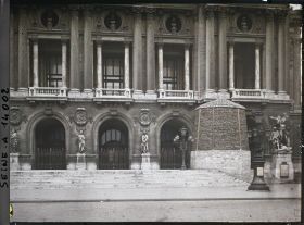 Image représentant Statue de La Danse protégée contre les bombardements, façade de l'Opéra Garnier