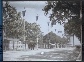 Image représentant L'avenue de la Grande Armée décorée pour les fêtes de la Victoire des 13 et 14 juillet