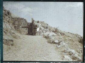 Image représentant Vers la Porte des Lionnes (porte principale de l'Acropole, au nord-ouest)