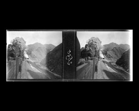 Image représentant Le train (locomotive à l'arrière) à la sortie du tunnel de Shifosi ("monastère du Bouddha de Pierre"), côté nord