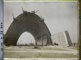 Image représentant Vue d'un des hangars à dirigeables (peut-être celui à l'ouest) en construction)