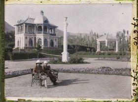Image représentant Dans le Jardin public (Bâgh-e omumi), devant la maison de thé