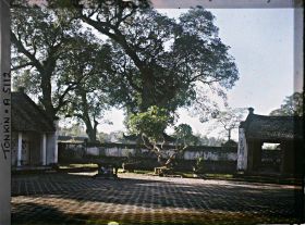 Image représentant L'angle sud-est de la quatrième cour de Van-mieu, temple confucéen de la " Culture littéraire ", dans le quartier de la Citadelle (route de Sinh-tu)