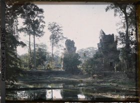 Image représentant Deux tours près d'un bassin