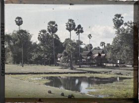 Image représentant Un édifice de la bonzerie, vu du bassin bordant le côté nord de la " grande chaussée "
