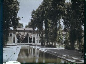 Image représentant Dans l'Arg (la citadelle royale), dans la cour des jets d'eau, vers la salle du Takht-e-Marmar (Trône de marbre)