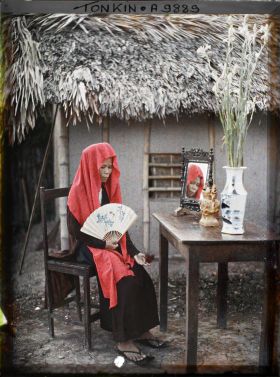 Image représentant Une prêtresse du culte des Trois Mondes