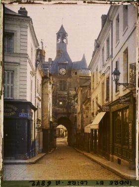 Image représentant La tour de l'Horloge, vue prise à l'angle de l'actuelle rue Nationale et la rue Victor Hugo (actuelle place Michel Debré)
