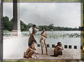 Image représentant Jeunes baigneurs devant le Thui-toa " Kiosque du bord de l'eau " du temple Ngoc-so'n (appelé par les Européens " Pagode des Pinceaux "), situé sur " l'île de Jade " du Petit Lac