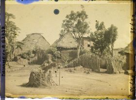 Image représentant Autel de fétiche sur une place de la ville indigène