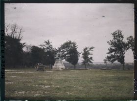 Image représentant France, Verdun, La Place de la Roche et le monument de Rodin