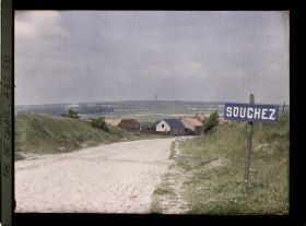 Image représentant France, Souchez, Entrée de Souchez, dans le fond, éperon de N.D. de Lorette