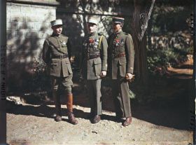 Image représentant Trois officiers français