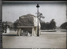 Image représentant Groupe sculpté La Seine et la Marne (sculpture de Nicolas Coustou, mise en place en 1722), protégée contre les bombardements au jardin des Tuileries