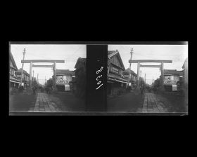 Image représentant Un tori marquant l'entrée d'un sanctuaire shinto dans un quartier résidentiel