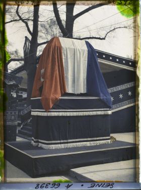 Image représentant Les funérailles d'Aristide Briand, le catafalque devant le ministère des Affaires Étrangères