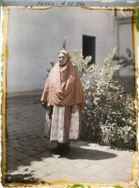 Image représentant Femme guèbre en costume (moderne ?)