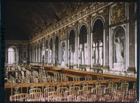 Image représentant France, Versailles, Au milieu de la Galerie, les tables disposées pour la Conférence