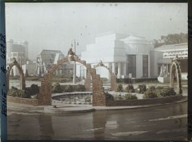 Image représentant L'Exposition des arts décoratifs, Jardin des Nymphéas de Laprade et Pavillon de Ruhlmann, dit du Collectionneur