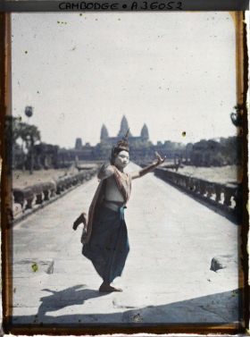 Image représentant Une danseuse évoluant à l'entrée de la " grande chaussée " reliant le gopura central de l'enceinte extérieure au premier niveau du sanctuaire-montagne