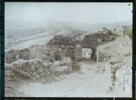 Image représentant La Porte des Lionnes (porte principale de l'Acropole, au nord-ouest). Vue de l'intérieur de l'enceinte