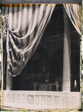 Image représentant Dans l'Arg (la citadelle royale), la salle du Takht-e-Marmar (Trône de marbre) dans la cour des jets d'eau