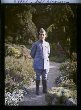 Image représentant Monsieur André Bernardel debout dans une allée du jardin