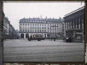 Image représentant La place de la Bourse, vue de la rue Vivienne