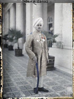 Image représentant Portrait en pied de Muhabbat Ray, secrétaire privé du maharajah et secrétaire aux affaires militaires