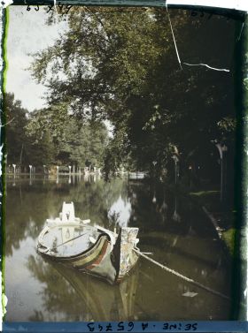 Image représentant L'Exposition Coloniale Internationale de 1931, pirogue sur le lac Daumesnil