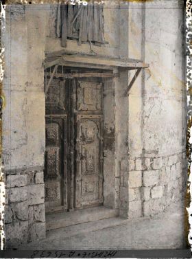 Image représentant Porte de bois ouvragé à auvent