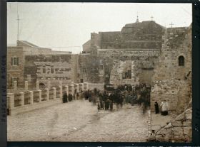 Image représentant Foule devant la basilique de la Nativité au moment de l'arrivée du Cardinal Dubois