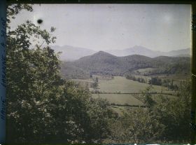 Image représentant France, Montespan Hte Garonne, La Montagne de la Grotte, vue prise du Chau de Montespan