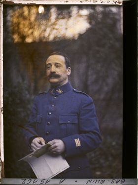 Image représentant France, Strasbourg, Le Capitaine Delahache, Secrétre Gal du Bas Rhin, dans la Cour du Bezistes prœsidium (offert)