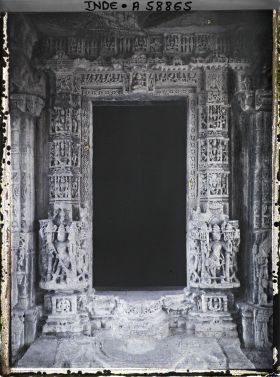 Image représentant Décor sculpté de la porte intérieure du temple jaïn de Bhagawan Mahavira