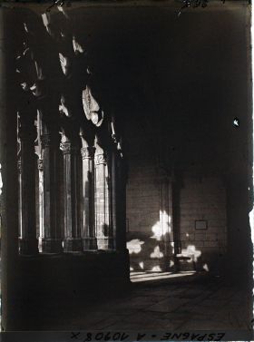 Image représentant Espagne, Oviedo, Un coin du cloître Gothique de la Cathédrale