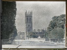 Image représentant La tour du Magdalen College sur High street, vue depuis le pont