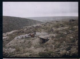Image représentant France, Haudremont Carrières, Panorama sur la cote du Poivre, au 1er plan tranchées et abris bouleversés par les obus